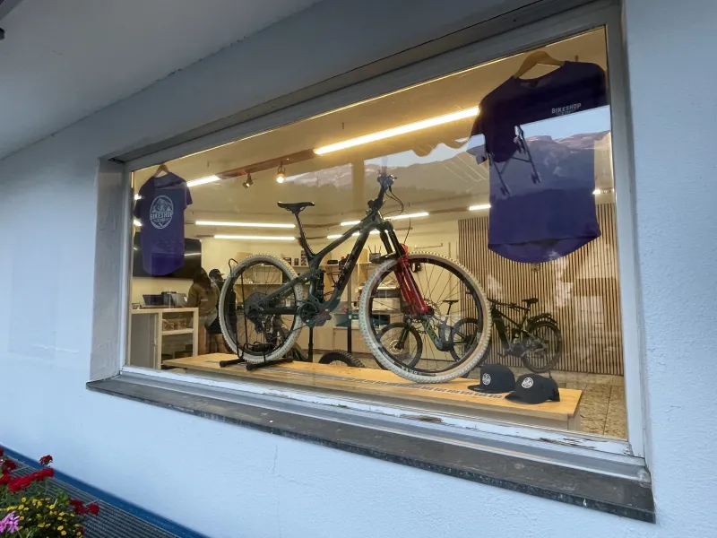 Bike Shop 6390 Aussenansicht Schaufenster und Laden