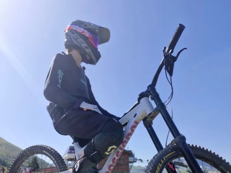 Ein Mountainbiker auf einem Rossignol Downhill-Bike Vollmontur mit Fullface-Helm
