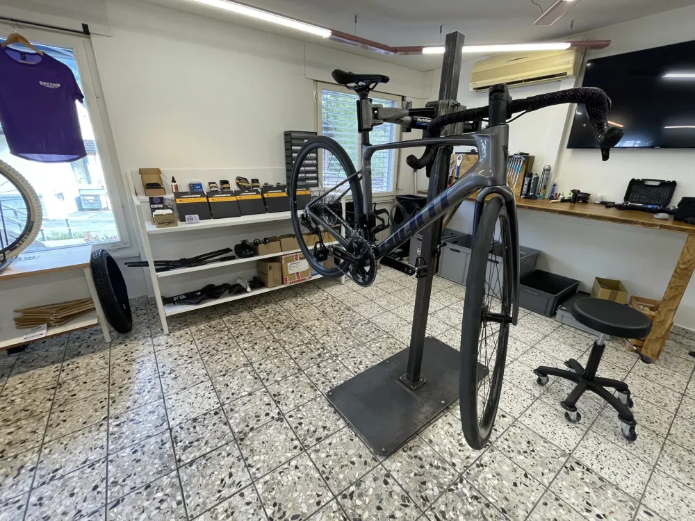Foto von einem Rennrad, auf dem Veloständer bereit zur Reparatur
